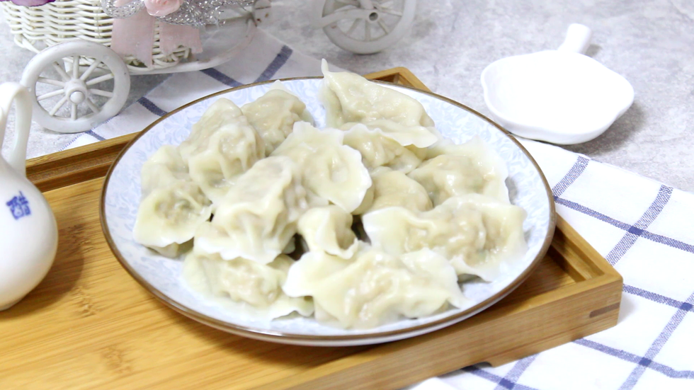 一道美味的酸菜饺子就做好了。