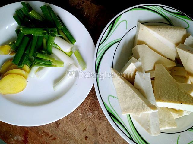 豆腐切成三角形薄块，生姜切片，小葱切段。