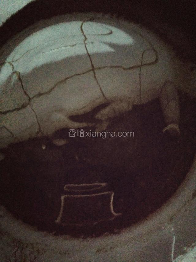 锅里添一点油，晃到锅底全沾满。中小火，随时调火，烧热。
