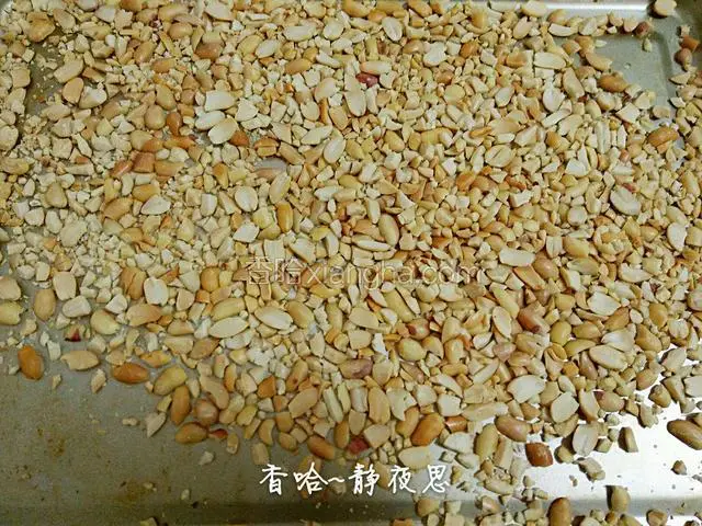 用吹风机轻轻吹去花生皮即可，如果感觉花生米不够碎，可以再用擀面杖擀，大小自己满意即可（吹风机一定快小一点风，不要把花生碎吹掉了）