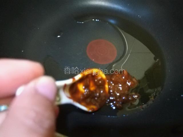 热油锅下李锦记豆瓣酱入锅爆香