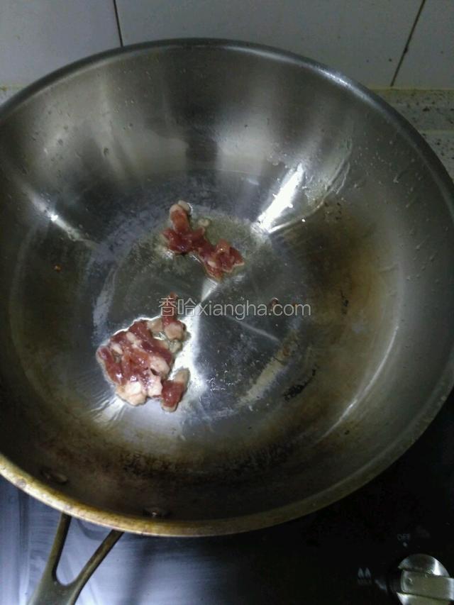 起锅油热，加肉炒至肉变色。