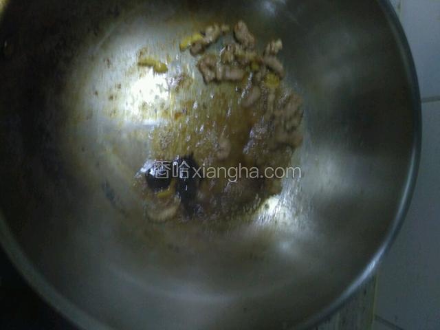 放姜爆香，加料酒，生抽，甜面酱。