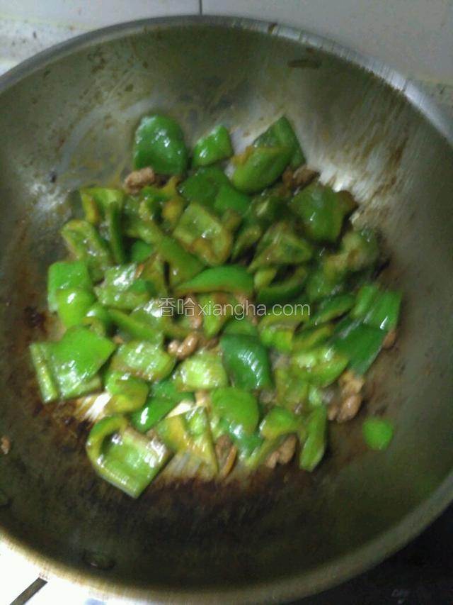 下菜椒爆炒，加盐。