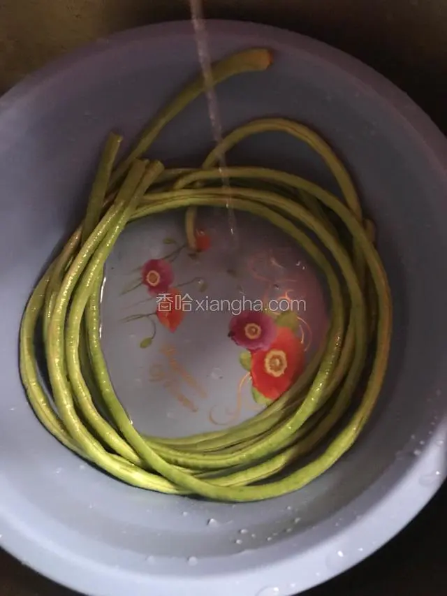 豆角用清水冲洗干净