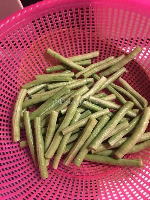 切断成长度均匀，沥干水份，备用。