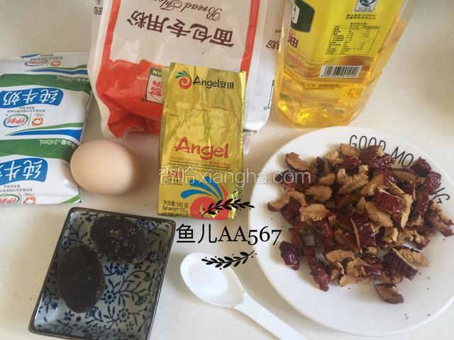 准备食材，大枣切成小块。