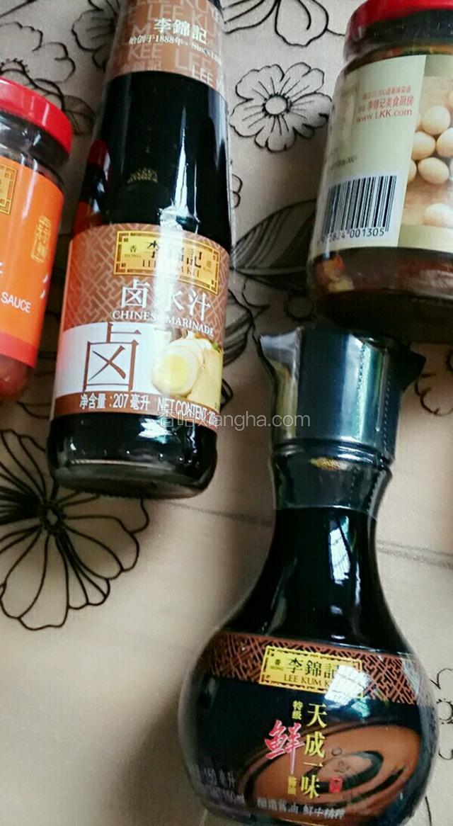 准备李锦记酱油，白糖，切蒜末、生姜