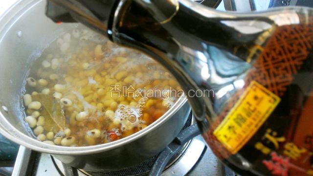 煮四十分钟，加入适量“李锦记天成一味特级鲜酱油”再煮十分钟
