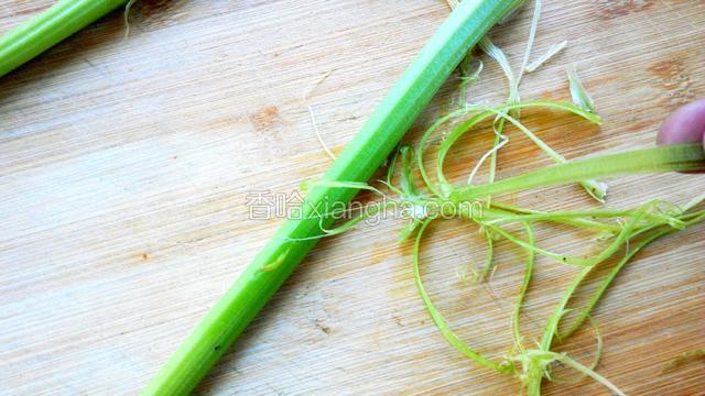 芹菜削去外皮（不介意有芹菜筋的这步省略）