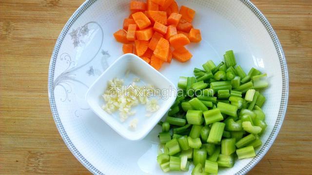 芹菜切丁、胡萝卜切丁、蒜切末