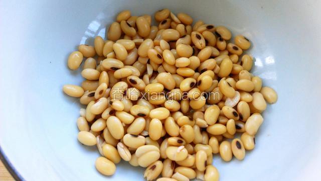 将黄豆捞出盛在容器内，大料和香叶捞出弃之