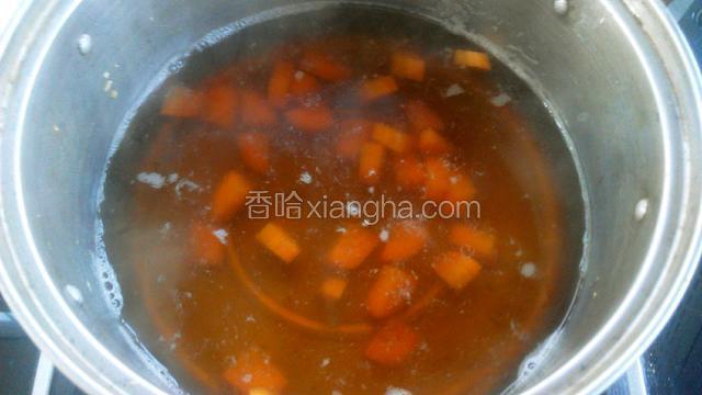 就用煮黄豆的水，放入胡萝卜焯熟