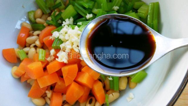 放入蒜末和“李锦记蒸鱼豉油”