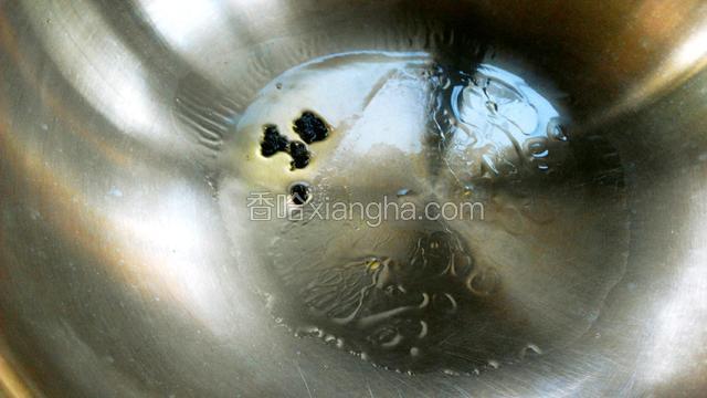 锅里烧油，下入花椒炸香，将油浇在碗里