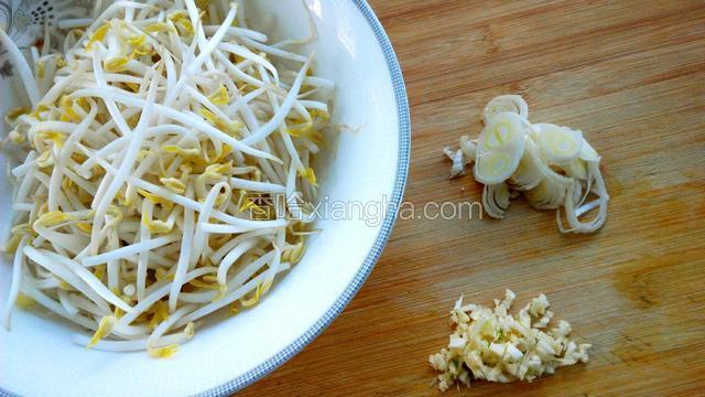 豆芽洗净控水，葱切花、蒜切末