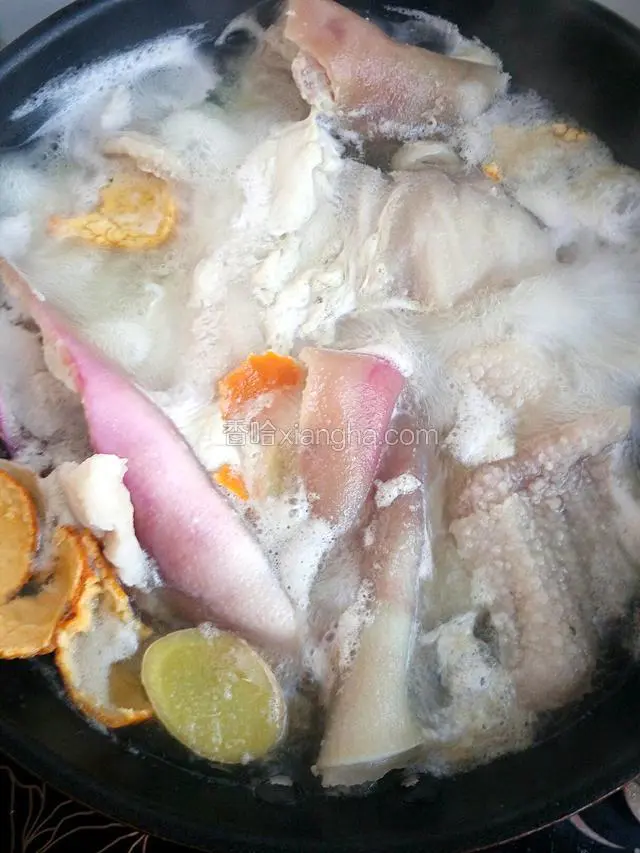 水烧开后煮至用筷子能扎透，撇去浮沫即可捞出。