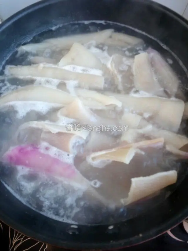 锅里重新加清水，把猪皮倒入锅里再次煮约5分钟去除残留油脂。
