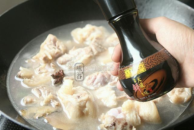 倒入李锦记酱油。