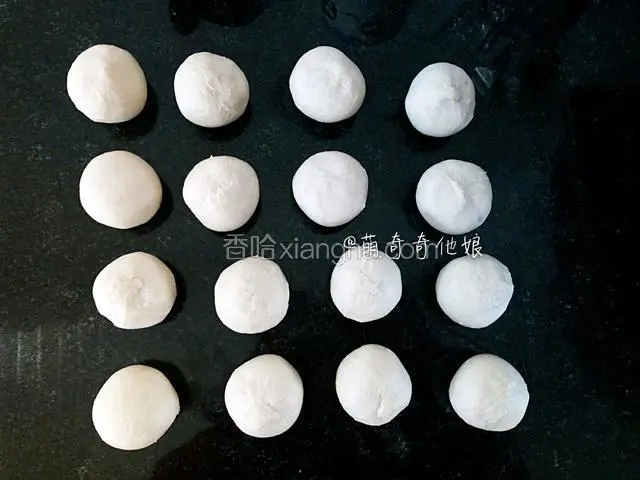 依次完成包酥，收口朝上。随时盖保鲜膜。按做的顺序放好，以后每一次操作都从第一个开始。