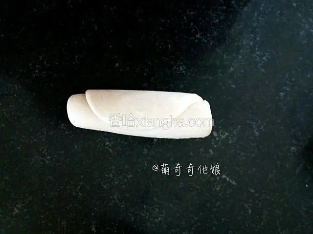 由上至下卷起来，收口朝上。