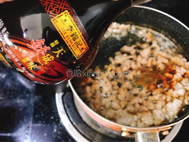 加入李锦记鲜酱油。