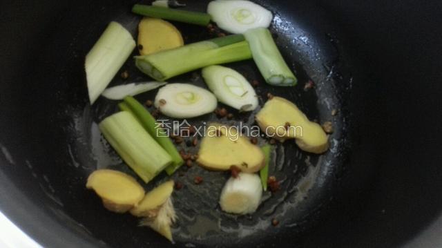 电饭煲刷点油，放入葱姜，花椒铺底！