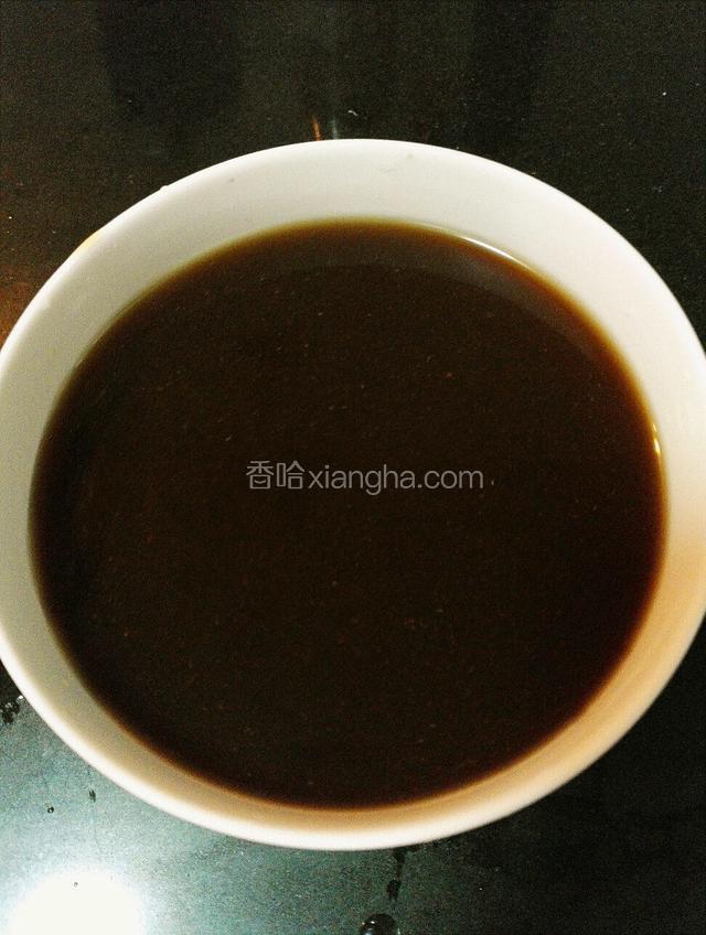 李锦记卤汁倒入碗里