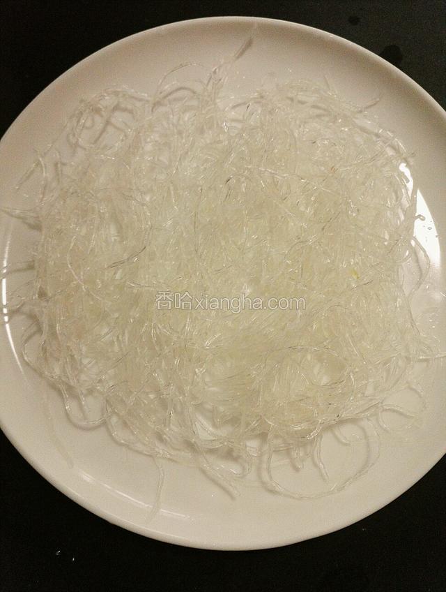 粉丝加入水泡软捞出备用