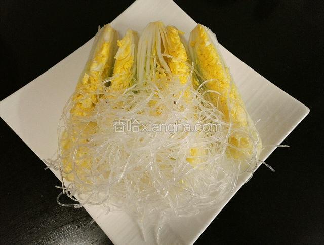 娃娃菜摆入盘中，上面放泡软的粉丝