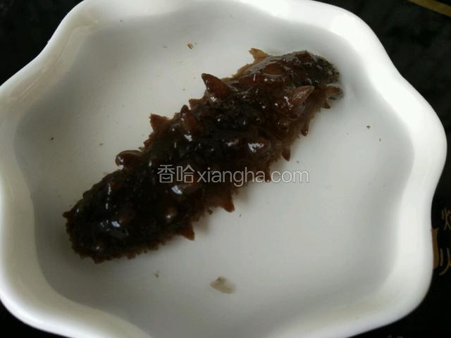 把即食海参充洗一下，放入清水中泡一小会儿