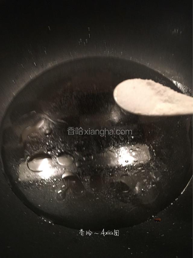 锅里放适量水，加盐和油大火烧开