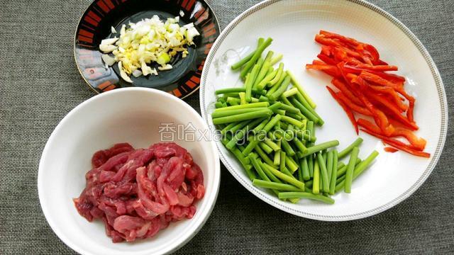 里脊肉切条状、蒜薹摘洗干净切段、红椒切条状、葱姜蒜切碎