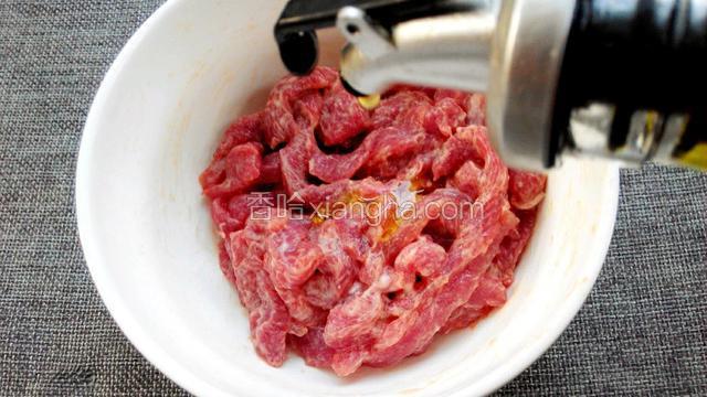 肉里加一点油拌匀（给肉加个保护层）