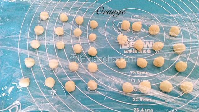 这时候将20克的面团分成20个小面团，32克的小面团分成16个小面团