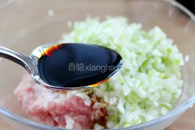 把猪肉、葱、姜混合放到容器中，调入李锦记天成一味特级鲜酱油。