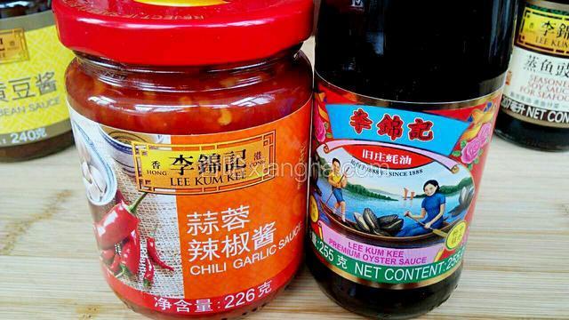 准备所需调料:李锦记蒜蓉辣椒酱和李锦记旧庄蚝油。