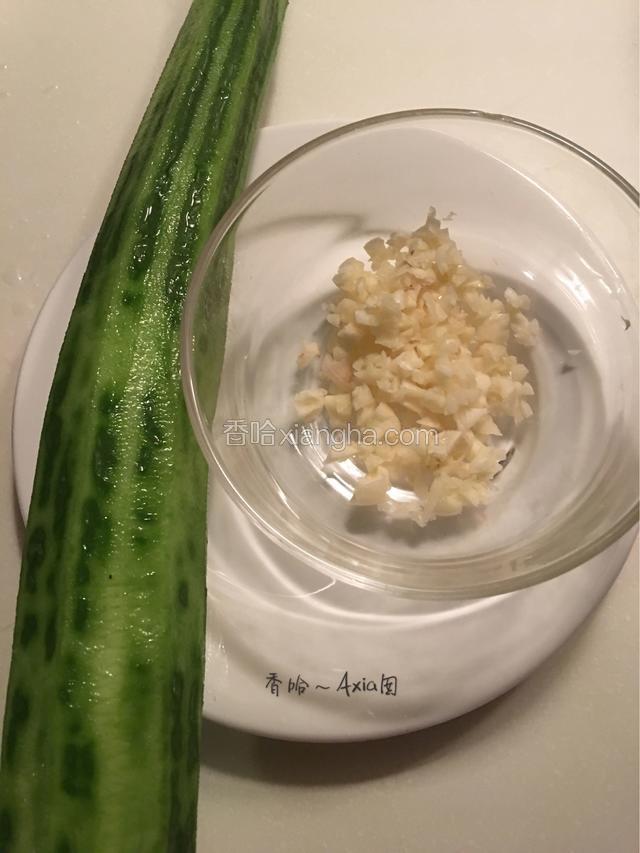 丝瓜削皮，蒜蓉剁成蓉