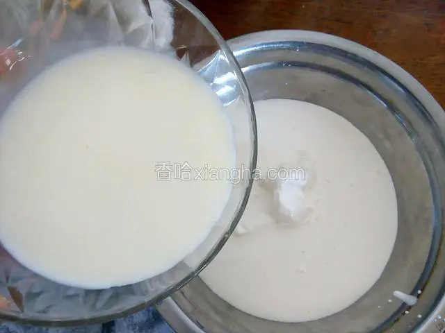 倒入牛奶