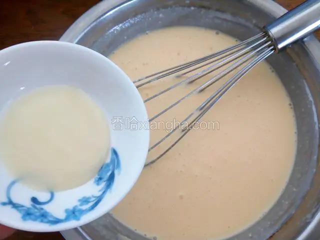 加入炼乳搅拌均匀
