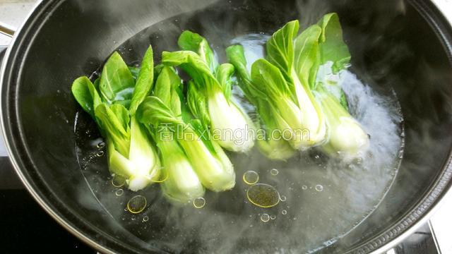 将油菜放入焯熟