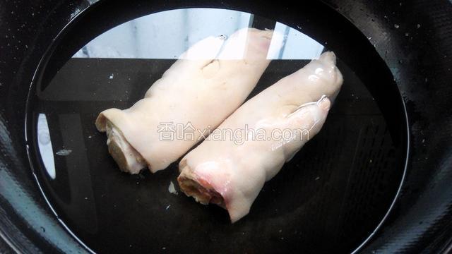猪蹄从中间剁开，放入凉水中，开火煮