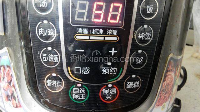 设定电压力锅“豆/蹄筋”键，自选保压50分钟