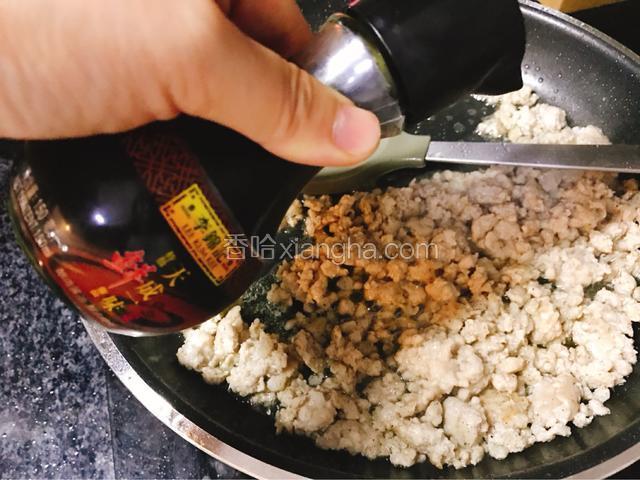 加入1汤匙李锦记天成一味鲜酱油。