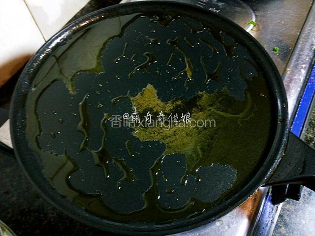 平底锅中加入适量油铺满锅底，注意薄薄一层即可，烧热。