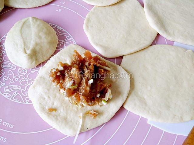 再擀成薄饼皮，要求和包子皮一样中间厚边缘薄，包入肉馅，像包包子一样一个个包完所有的面或馅