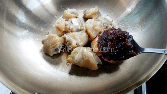 加入“李锦记美味黄豆酱”，翻炒均匀