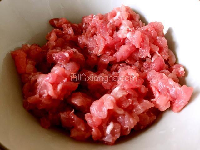瘦肉洗净切末，加少许盐和料酒拌匀腌制十分钟。
