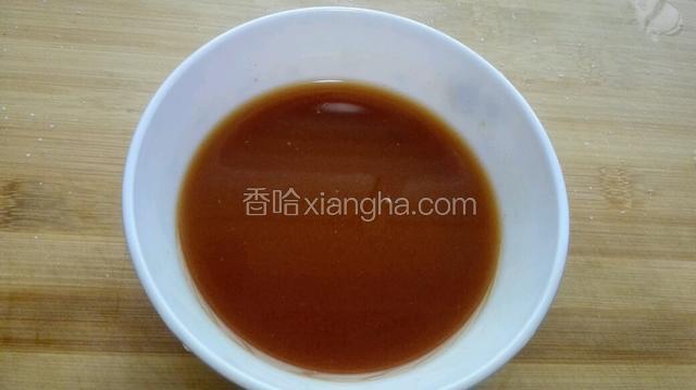 碗内放入番茄酱，李锦记天成一味鲜，李锦记耗油，白糖，盐，淀粉水调成汁！