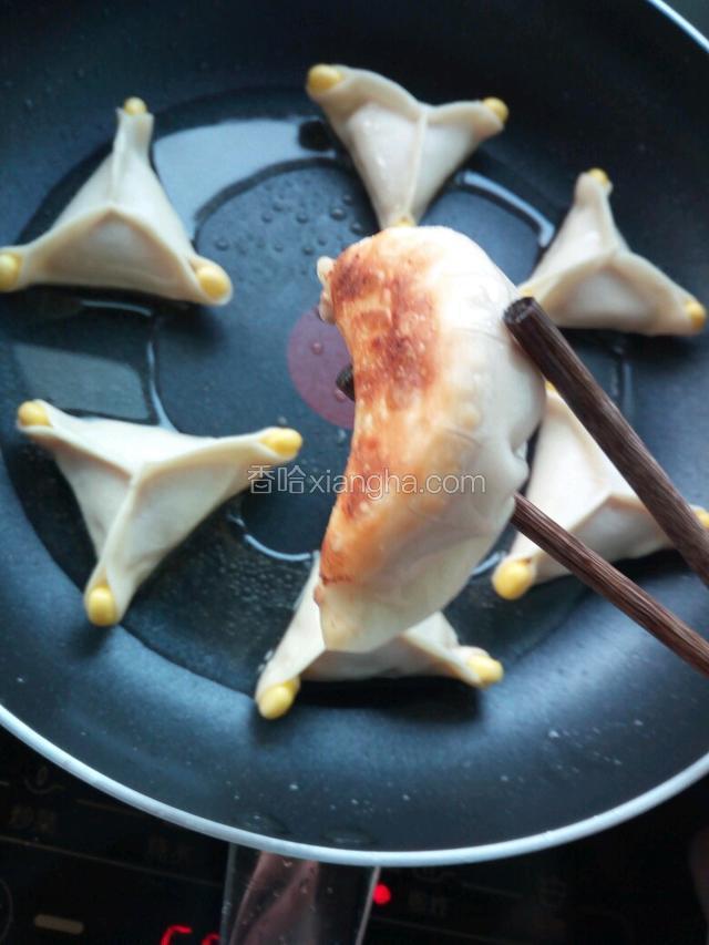 热锅放适量油烧热，放入饺子煎至底部微焦，再倒掉多余的油。饺子是前天包好，放冰箱冷冻的。